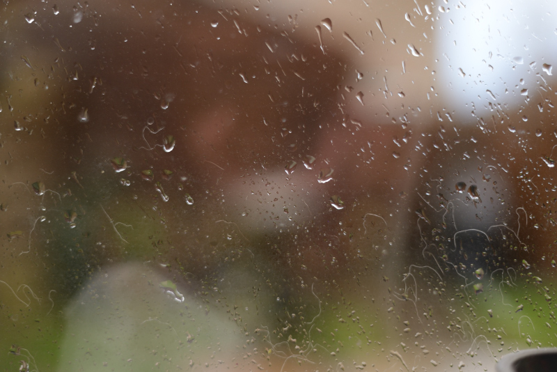 regen tegen keukenraam